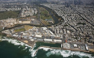 Vue aérienne du port de Tel Aviv (Crédit : Ilan Ered/Wikimedia commons)