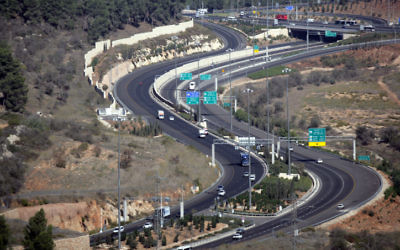 Vue sur la route 9 à l'extérieur de Jérusalem (Crédit : Abir Sultan/Flash 90)