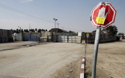 Vue sur les passages à Kerem Shalom (Crédit : Said Khatib/AFP)