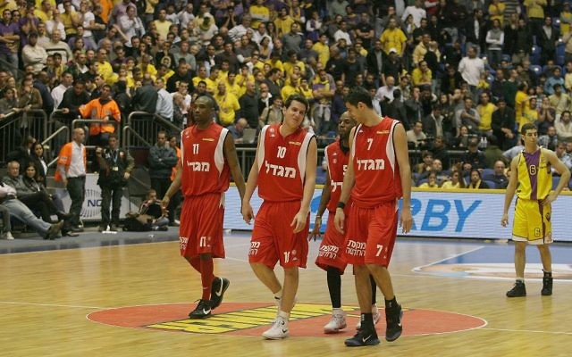 L'équipe de basket Hapoel Yerushalayim contre Hapoel Holon (Crédit : Haim Zach/Flash90)