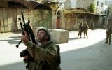 Des soldats israéliens patrouillent les rues de Hébron, en Cisjordanie, le 31 octobre 2001. (Crédit : Nati Shohat/Flash90)