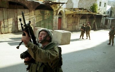 Des soldats israéliens patrouillent les rues de Hébron, en Cisjordanie, le 31 octobre 2001. (Crédit : Nati Shohat/Flash90)