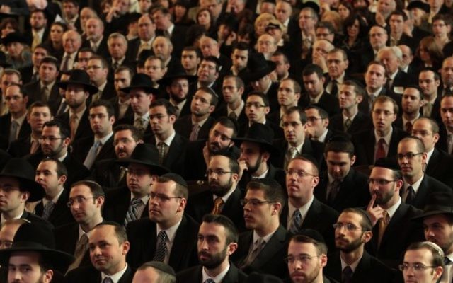 Une cérémonie dédiée aux nouveaux rabbins à la Yeshiva University a rassemblé quelque 200 rabbins, certifiés lors des 4 années précédentes, mars 2010 (Crédit : Yeshiva University/JTA) Une cérémonie dédiée aux nouveaux rabbins à la Yeshiva University a rassemblé quelque 200 rabbins, certifiés lors des 4 années précédentes, mars 2010 (Crédit : Yeshiva University/JTA)