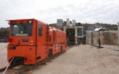 Travaux sur la nouvelle ligne de train entre Tel Aviv et Jérusalem (Crédit : Roni Shutzer/Flash90)