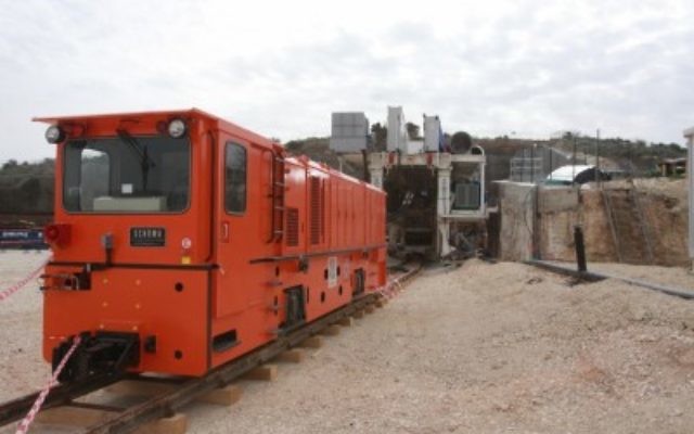 Travaux sur la nouvelle ligne de train entre Tel Aviv et Jérusalem (Crédit : Roni Shutzer/Flash90)