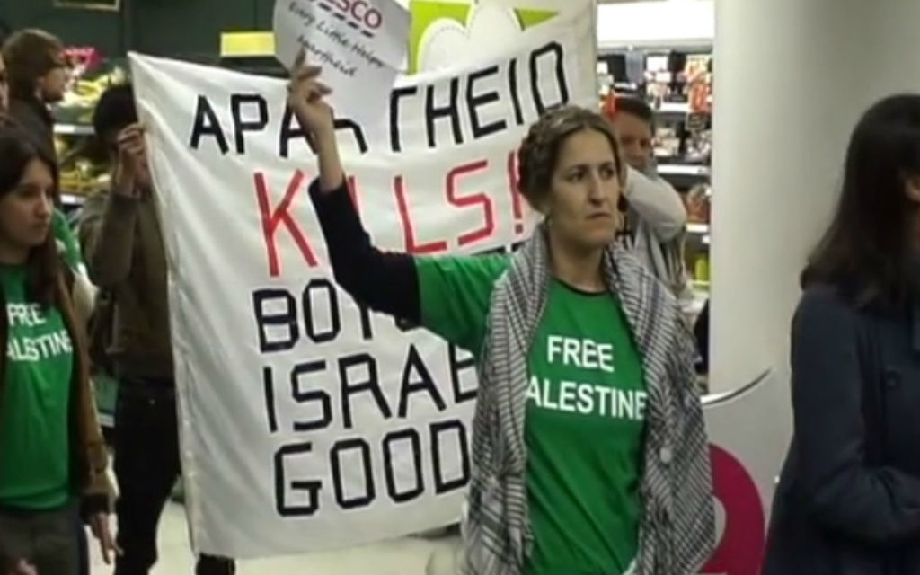 Des manifestants protestent dans un supermarché Tesco à Londres, pour le boycott des produits israéliens, mars 2011 (Crédit : Capture d’écran Youtube/Palestinian Solidarity Campaign West London) Des manifestants protestent dans un supermarché Tesco à Londres, pour le boycott des produits israéliens, mars 2011 (Crédit : Capture d’écran Youtube/Palestinian Solidarity Campaign West London)