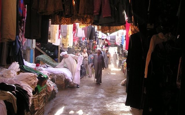 Un homme égyptien au souk de Louxor (Crédit : CC0 1.0)
