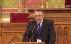 Le président de la fédération des communautés juives de Hongrie, Andras Heisler, lors de la conférence sur la vie juive et l'antisémitisme à l'institut Tom Lantos, en octobre 2013 (Crédit : capture d'écran Youtube/Tom Lantos Institute)