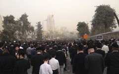 Des ultra-orthodoxes se sont rassemblés dans les rues de Jérusalem pour protester contre le projet de loi de conscription. 2 mars 2014 (Crédit : Mitch Ginsburg/Times of Israel)