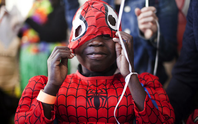 Un enfant déguisé pour Pourim (Crédit : Dima Vazinovich/Flash90)