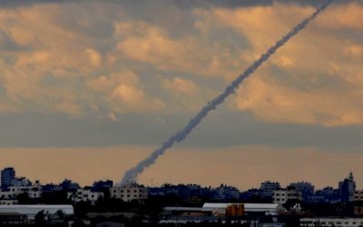Une roquette Grad tirée depuis la bande de Gaza (Crédit : Jorge Novominsky/Flash90/File)