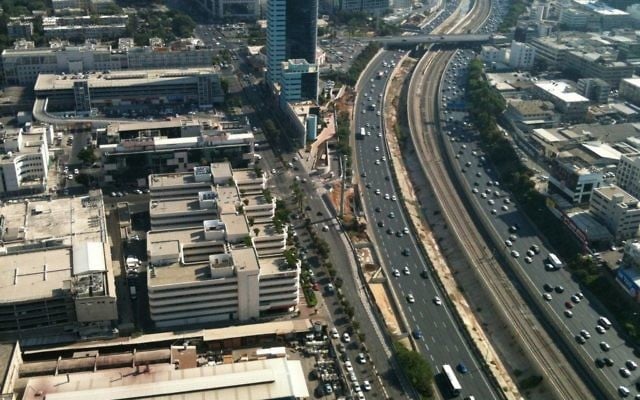 Image illustrant le trafic des routes à Tel Aviv (Crédit : CC0 1.0)