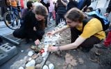 Des manifestants allument des bougies à la mémoire des victimes de l'Holocauste, à côté de l'endroit où un mémorial controversé devrait se construire à Budapest (Crédit : Attila Kisbenedek/AFP)