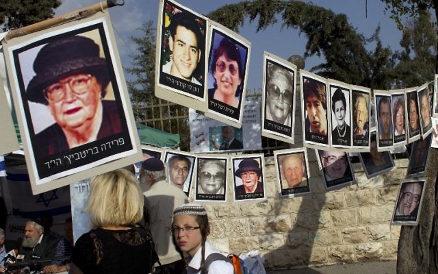 Une manifestation contre la libération de prisonniers palestiniens, des photos de leurs victimes sont accrochées, Jérusalem, le 1er avril 2014 (Crédit : Ahmed Gharabli) Une manifestation contre la libération de prisonniers palestiniens, des photos de leurs victimes sont accrochées, Jérusalem, le 1er avril 2014 (Crédit : Ahmed Gharabli)