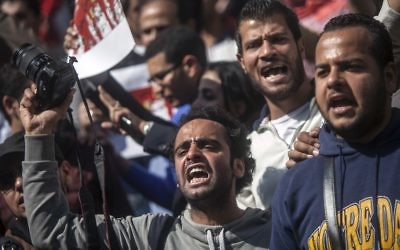 Des journalistes et des photojournalistes manifestent devant le syndicat des journalistes au Caire en opposition aux  attaques répétées contre la presse en Égypte, le 4 avril 2014 (Crédit : Mahmoud Khaled/AFP)