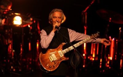 Le guitariste de jazz britannique John McLaughlin joue à Ramallah, le 9 avril 2014 (Crédit : Abbas Momani/AFP)