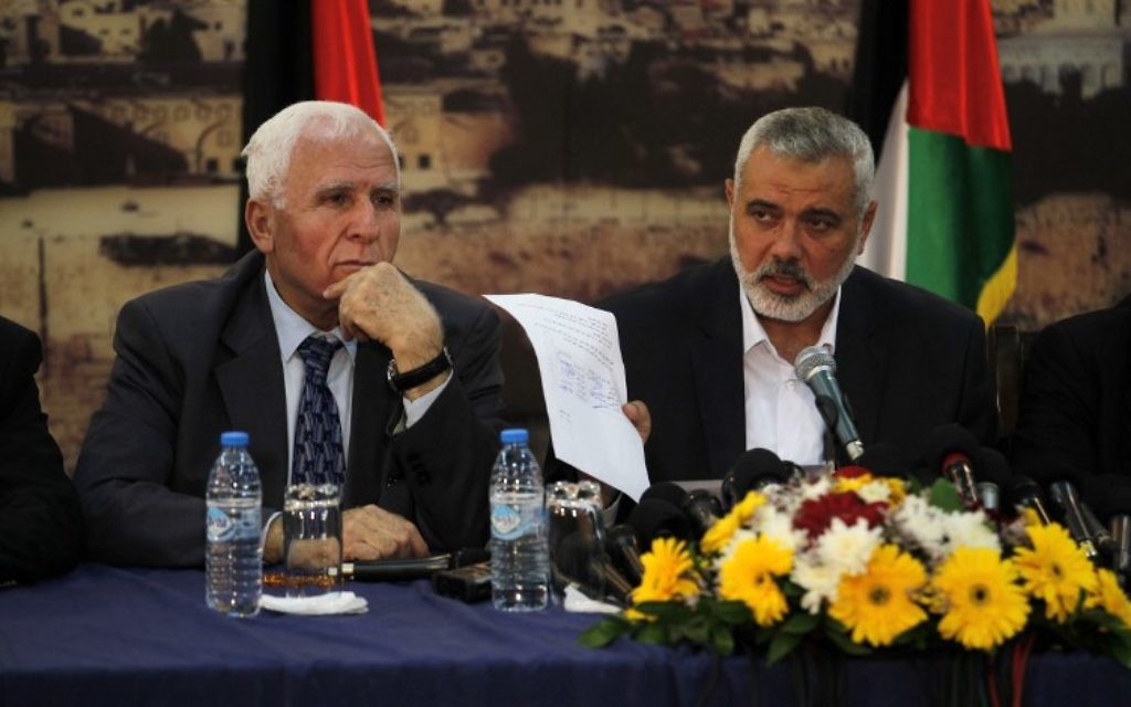 Le Premier ministre du Hamas à Gaza, Ismaël Haniyeh, présente l'accord de réconciliation lors d'une conférence de presse conjointe avec le chef de la délégation du Fatah, Azzam al-Ahmed, le 23 avril 2014 à Gaza (Crédit : AFP PHOTO / SAID KHATIB) Le Premier ministre du Hamas à Gaza, Ismaël Haniyeh, présente l'accord de réconciliation lors d'une conférence de presse conjointe avec le chef de la délégation du Fatah, Azzam al-Ahmed, le 23 avril 2014 à Gaza (Crédit : AFP PHOTO / SAID KHATIB)