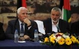 Le Premier ministre du Hamas à Gaza, Ismaël Haniyeh, présente l'accord de réconciliation lors d'une conférence de presse conjointe avec le chef de la délégation du Fatah, Azzam al-Ahmed, le 23 avril 2014 à Gaza (Crédit : AFP PHOTO / SAID KHATIB)