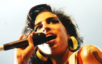 Amy Winehouse (Crédit : Festival Eurockéennes/Wikimedia Commons)