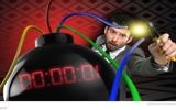 Ido Rosenblum neutralise une bombe pour le nouveau jeu télévisé "Boom !" de Keshet (Crédit : Autorisation de Keshet TV)