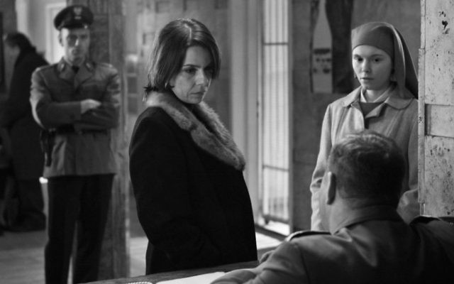 Agata Trzebuchowska (à droite) et Agata Kulesza dans le film polonais intitulé "Ida" (Crédit : autorisation via JTA)