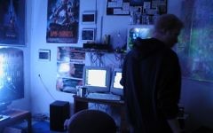 Al Sheedakim, un hacker et programmeur, dans son bureau à son domicile (Crédit : CC BY Brian Katt/Wikimedia Commons)