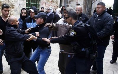 Bagarre entre des policiers israéliens et des Palestiniens à l'extérieur du mont du Temple dans la Vieille Ville de Jérusalem - 25 février 2014 (Crédit : Sliman Khader/Flash 90)
