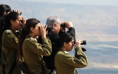 Benjamin Netanyahu et des soldats sur la vallée du Jourdain (Crédit : Moshe Milner/GPO/Flash 90)
