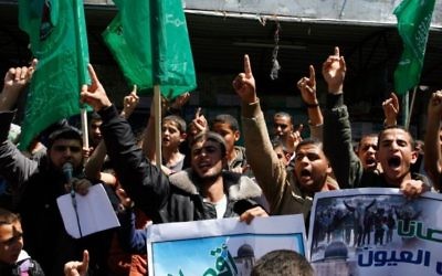 Des Gazaouis portant des drapeaux à un rassemblement - 28 avril 2014 (Crédit : Abed Rahim Khatib/Flash 90)