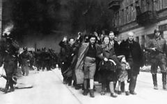 Juifs dans le ghetto de Varsovie conduits par des soldats allemands à un point de rassemblement pour être déportés vers les camps de la mort, 1943. (Domaine public)