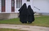 Des filles de la secte Lev Tahor à Chatham, Ontario (Crédit : capture d'écran YouTube)