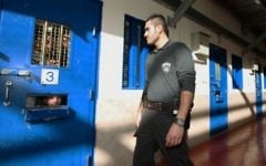 Illustration : Des gardiens de prison dans une prison israélienne détenant des prisonniers Palestiniens, en février 2012. (Crédit : Moshe Shaï/Flash 90)