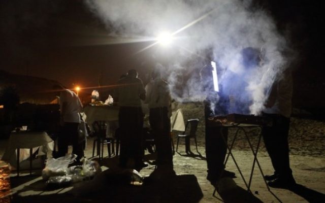 Des juifs ultra-orthodoxes en train de faire un feu (Crédit : Yaakov Naumi/Flash 90)