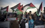 Des Palestiniens défilent pour soutenir le pacte de réconciliation entre le Hamas et le Fatah (Crédit : AFP)
