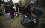 Des réfugiés syriens au parc Edouard Vaillant à Saint-Ouen au nord de Paris (Crédit Joel Saget/AFP)