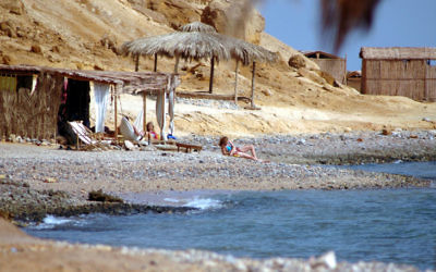 Des touristes israéliens sur une plage -Sinai (Crédit : Yossi Zamir/Flash90)