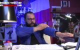 Dieudonné en train de faire une quenelle (Crédit : capture d'écran YouTube)