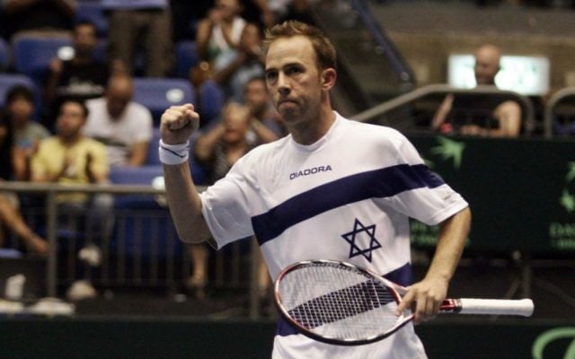 Dudi Sela pendant un match de la Coupe Davis, en juillet 2009. (Crédit : Uri Lenz/Flash90)