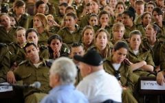 Peter Erben (à gauche) et Yakov Zur, au musée de Beit Theresienstadt, siuté au Kibbutz Givat Haim, s'adressent à des soldats israéliens (Crédit : Gili Yaari/Flash 90)
