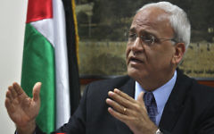Le négociateur en chef palestinien Saeb Erekat en 2010 (Crédit : Issan Rimawi / Flash90)