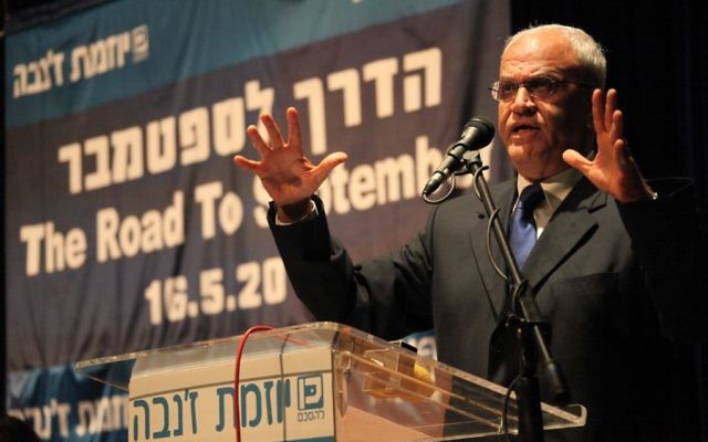 Le négociateur en chef palestinien, Saeb Erekat, lors d'une conférence à Tel Aviv, 2011 (Crédit : Mati Milstein- handout/Flash90) Le négociateur en chef palestinien, Saeb Erekat, lors d'une conférence à Tel Aviv, 2011 (Crédit : Mati Milstein- handout/Flash90)