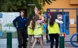 Jeunes filles devant une école (Crédit : Moshe Shai/Flash90)