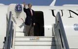 Le secrétaire d'État salue avant d'embarquer son avion à l'aéroport international Ben Gurion, le 6 janvier 2014 (Crédit : Matty Stern/Ambassade des États-Unis à Tel Aviv/Flash 90)