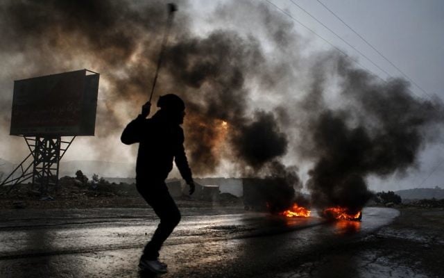 Image illustrant un Palestinien jetant des pierres vers les autorités israéliennes (Crédit : Issam Rimawi/Flash90) Image illustrant un Palestinien jetant des pierres vers les autorités israéliennes (Crédit : Issam Rimawi/Flash90)