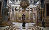 Une chrétienne prie à l'Église du Saint Sépulcre dans la Vieille Ville de Jérusalem, le 14 janvier 2014 (Crédit : Nati Shohat/Flash 90)