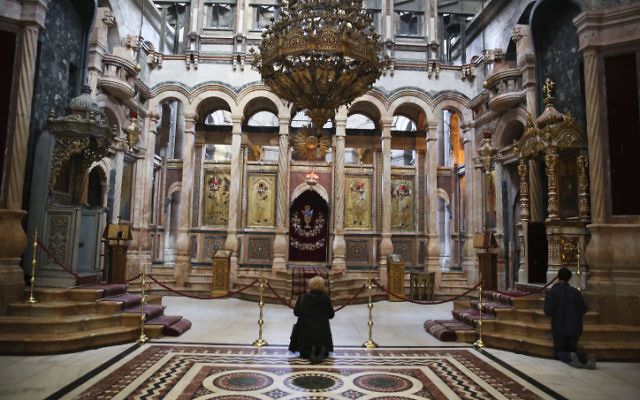 Une chrétienne prie à l'Église du Saint Sépulcre dans la Vieille Ville de Jérusalem, le 14 janvier 2014 (Crédit : Nati Shohat/Flash 90) Une chrétienne prie à l'Église du Saint Sépulcre dans la Vieille Ville de Jérusalem, le 14 janvier 2014 (Crédit : Nati Shohat/Flash 90)