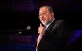 Le chef du parti Yisrael Beytenu, Avigdor Liberman, lors d'une cérémonie pour Pessah de son parti, à Jérusalem, le 2 avril 2014 (Crédit : Flash90)