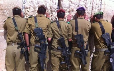 Image illustrant des soldats israéliens au mur Occidental à Jérusalem (Crédit : Unité des porte-paroles de l'armée israélienne)