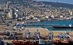 Le bas de la ville et le port de Haïfa (Crédit : CC BY Zvi Roger/Municipalité de Haïfa)