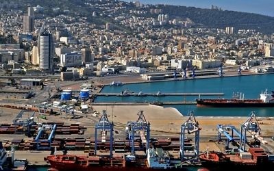 Le bas de la ville et le port de Haïfa (Crédit : CC BY Zvi Roger/Municipalité de Haïfa)